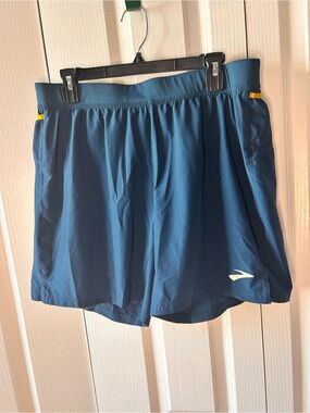 Brooks Men's Large Navy Blue Running Shorts with Yellow Trim Pocket Inseam 7”